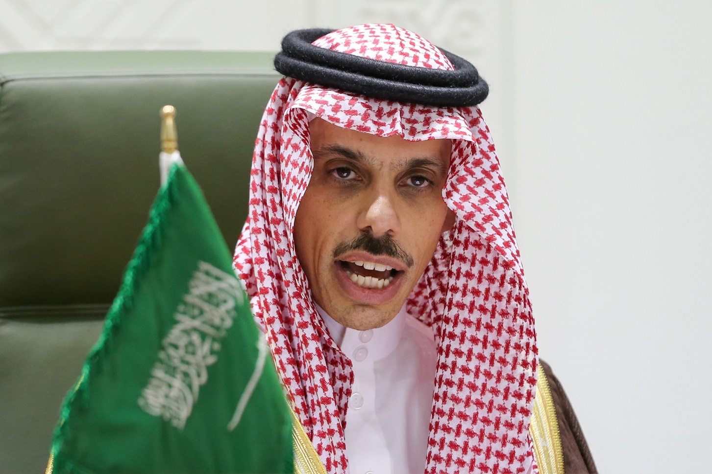 De minister van Buitenlandse Zaken van Saoedi-Arabië, Prins Faisal bin Farhan Al Saud, spreekt tijdens een persconferentie in Riyadh, Saoedi-Arabië op 22 maart 2021